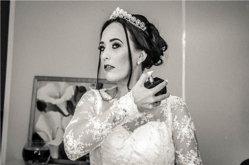 noiva passando perfume - foto visão