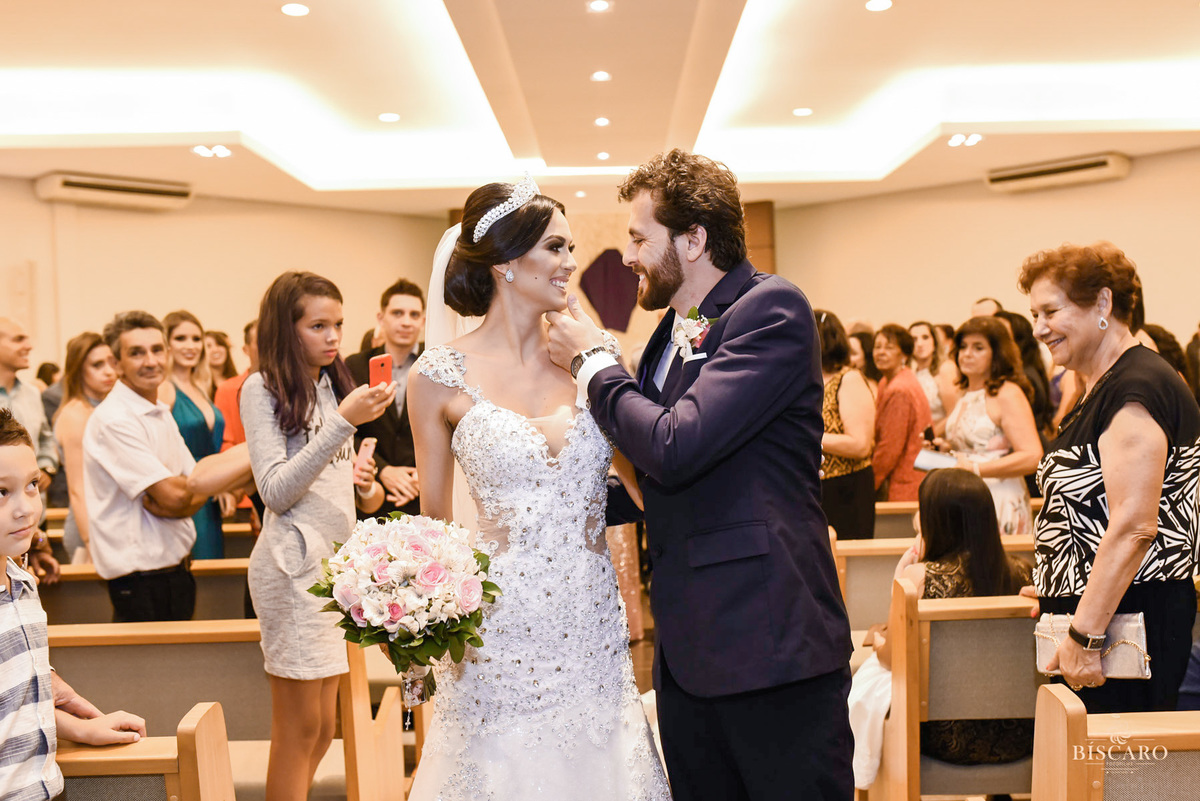Saida de noivos noivos lindos casamento wedding day veu de noiva tiara de noiva bouquet de noiva fotografa vaninha biscaro registrado por biscaro fotofilme