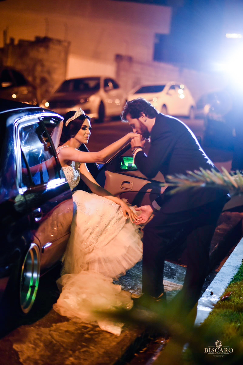 Saida de noivos noivos lindos casamento wedding day veu de noiva tiara de noiva bouquet de noiva fotografa vaninha biscaro registrado por biscaro fotofilme