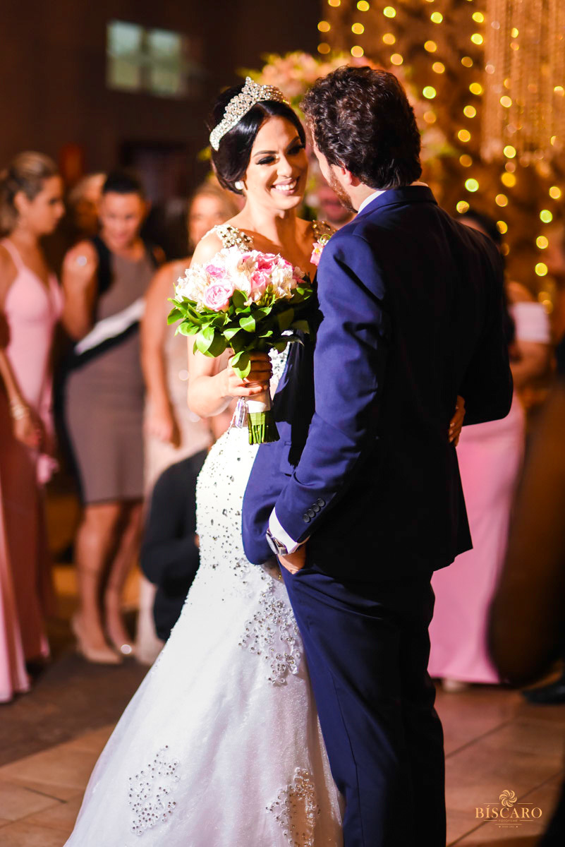 Casal de noivos wedding day casamento a noite casamento lindo fotografa vaninha biscaro noiva linda entrada na festa registrado biscaro fotofilme