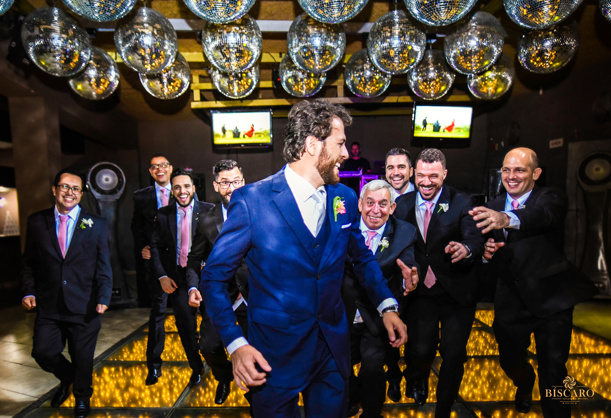 Casamento a noite wedding day padrinhos foto linda padrinhos juntos foto de padrinhos terno de padrinhos fotografa vaninha biscaro registrado por biscaro fotofilme