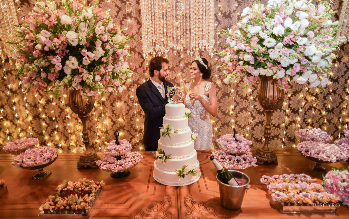 Casal de noivos posando pose linda luzinhas luz de natal com noivos foto linda foto maravilhosa wedding day casamento a noite casamento lindo fotografa vaninha biscaro noiva linda coroa maravilhosa coroa linda bouquet lindo registrado por biscaro fotofilm