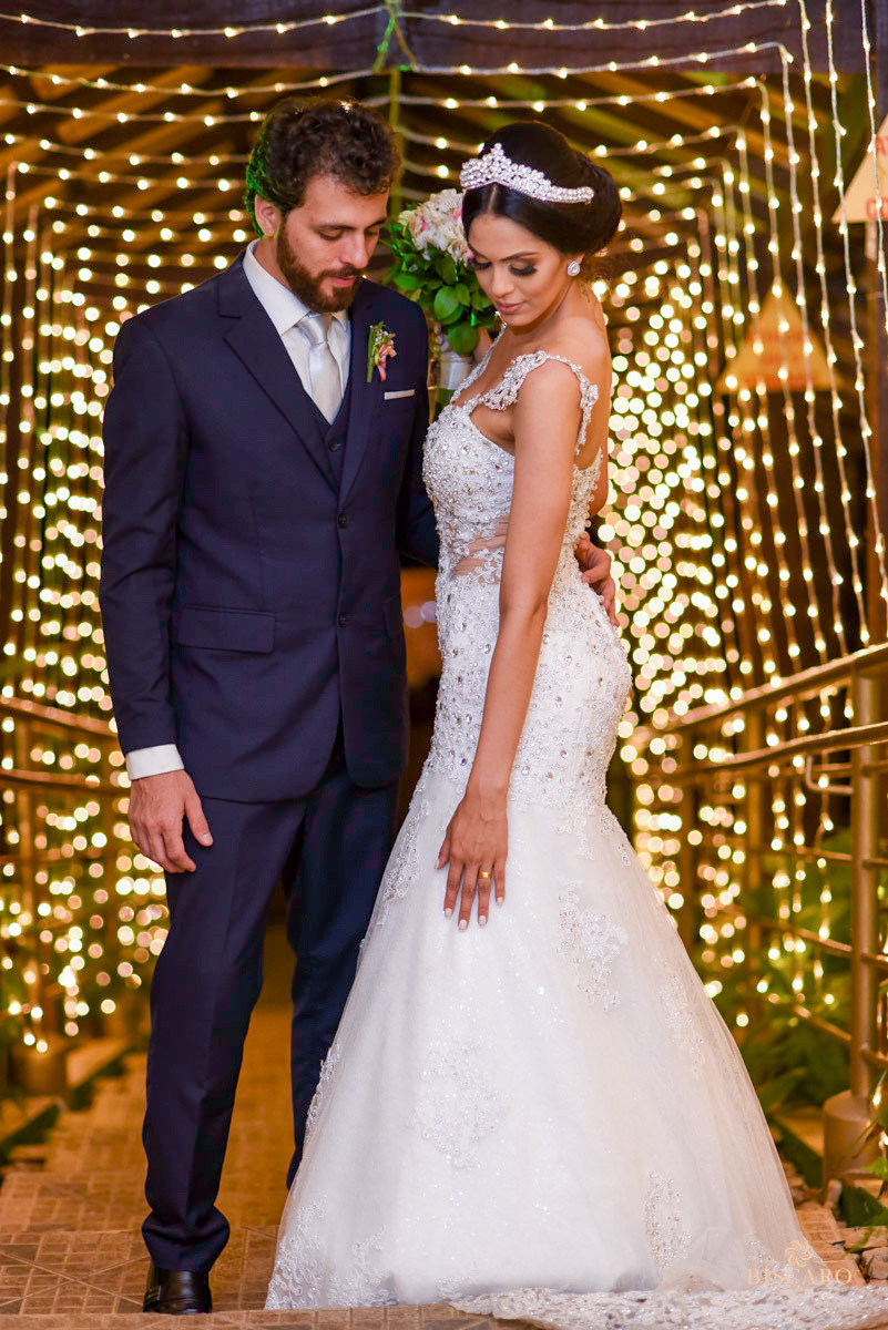 Casal de noivos posando pose linda luzinhas luz de natal com noivos foto linda foto maravilhosa wedding day casamento a noite casamento lindo fotografa vaninha biscaro noiva linda coroa maravilhosa coroa linda bouquet lindo registrado por biscaro fotofilm
