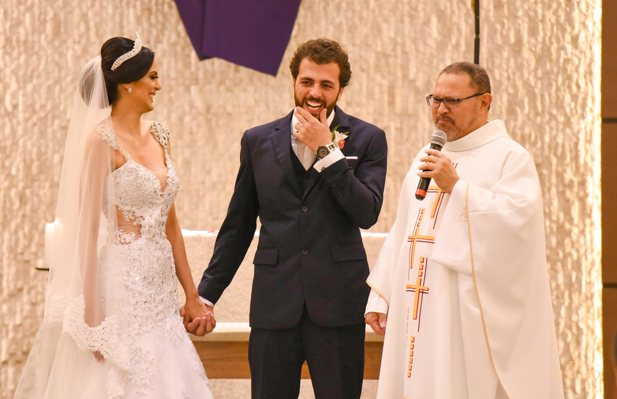 Noivos no altar casal wedding day casamento bride noivo terno noivo vestido de noiva veu de noiva coroa de noiva amor love fotografa vaninha registrado por biscaro fotofilme