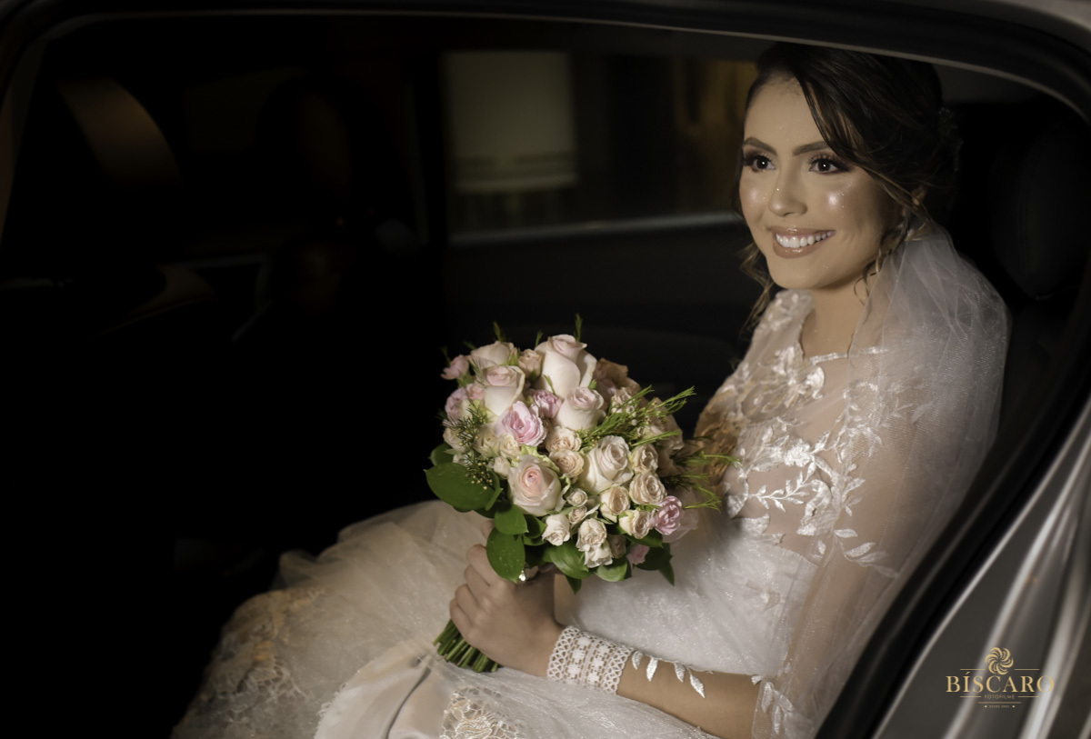 noiva no carro bride in car bouquet buque vaninha biscaro registrado por biscaro fotofilme