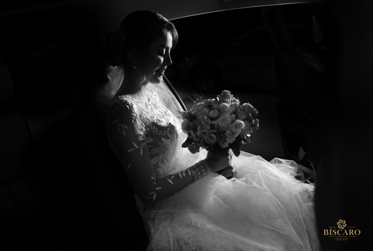 noiva no carro bride in car bouquet buque vaninha biscaro registrado por biscaro fotofilme