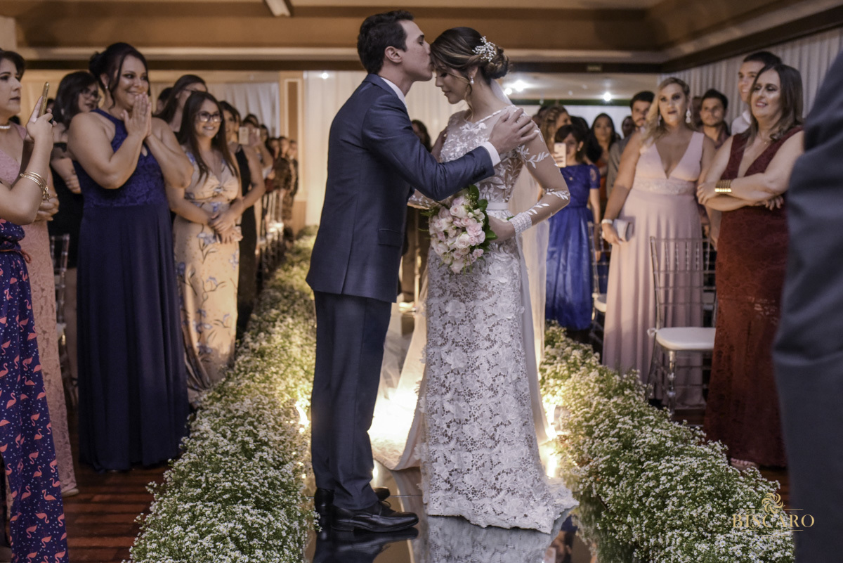 casamento lindo alfenas minas gerais vestida de noiva veu de noiva beijo do noivo amor love cerimonia casamento vaninha biscaro registrado por biscaro fotofilme