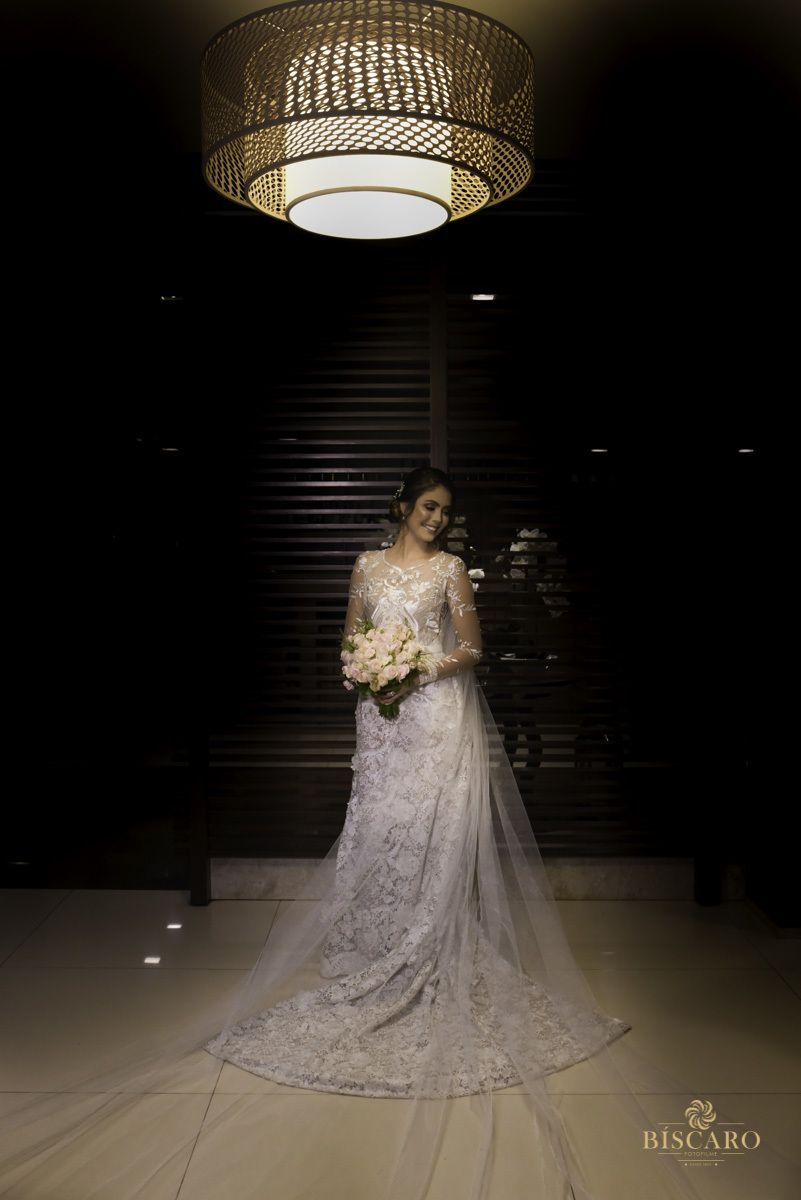 noiva com buque bride atelie rafael garroni vaninha biscaro registrado por biscaro fotofilme