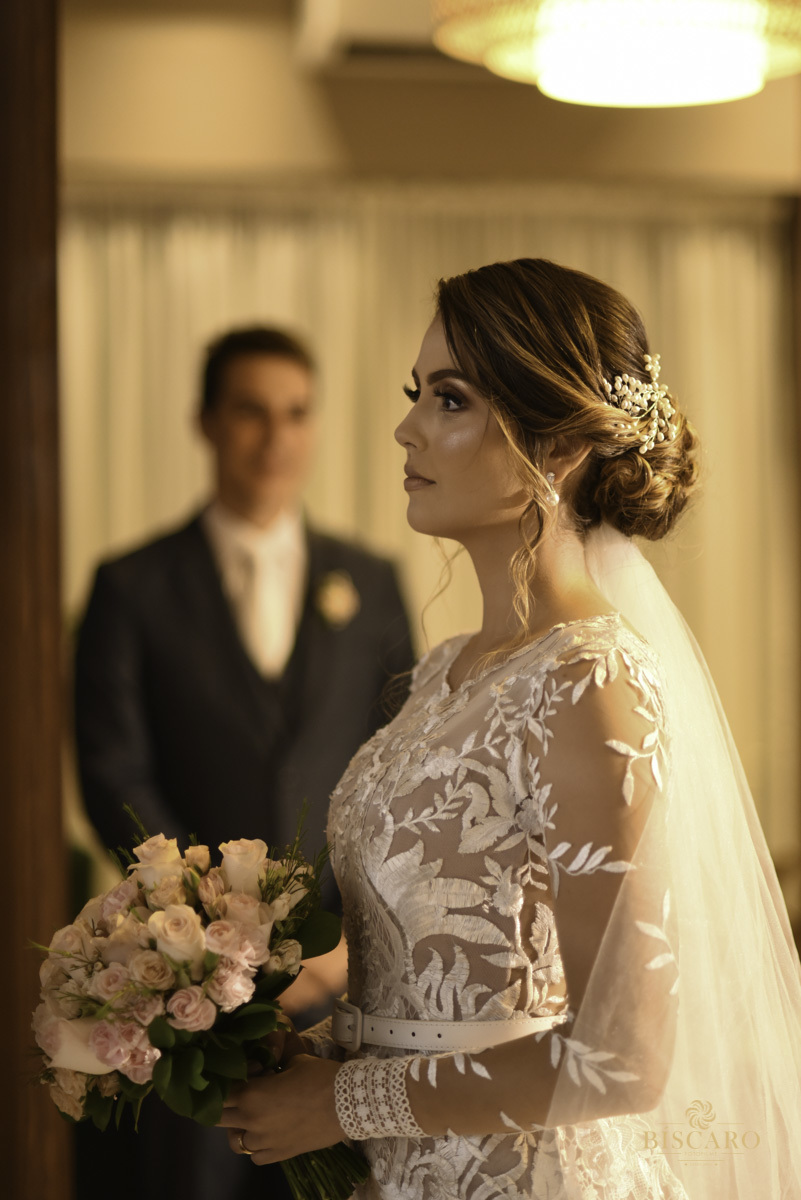 casal lindo vestida de noiva pose perfeita noiva maravilhosa bride beautiful vaninha biscaro registrado por biscaro fotofilme