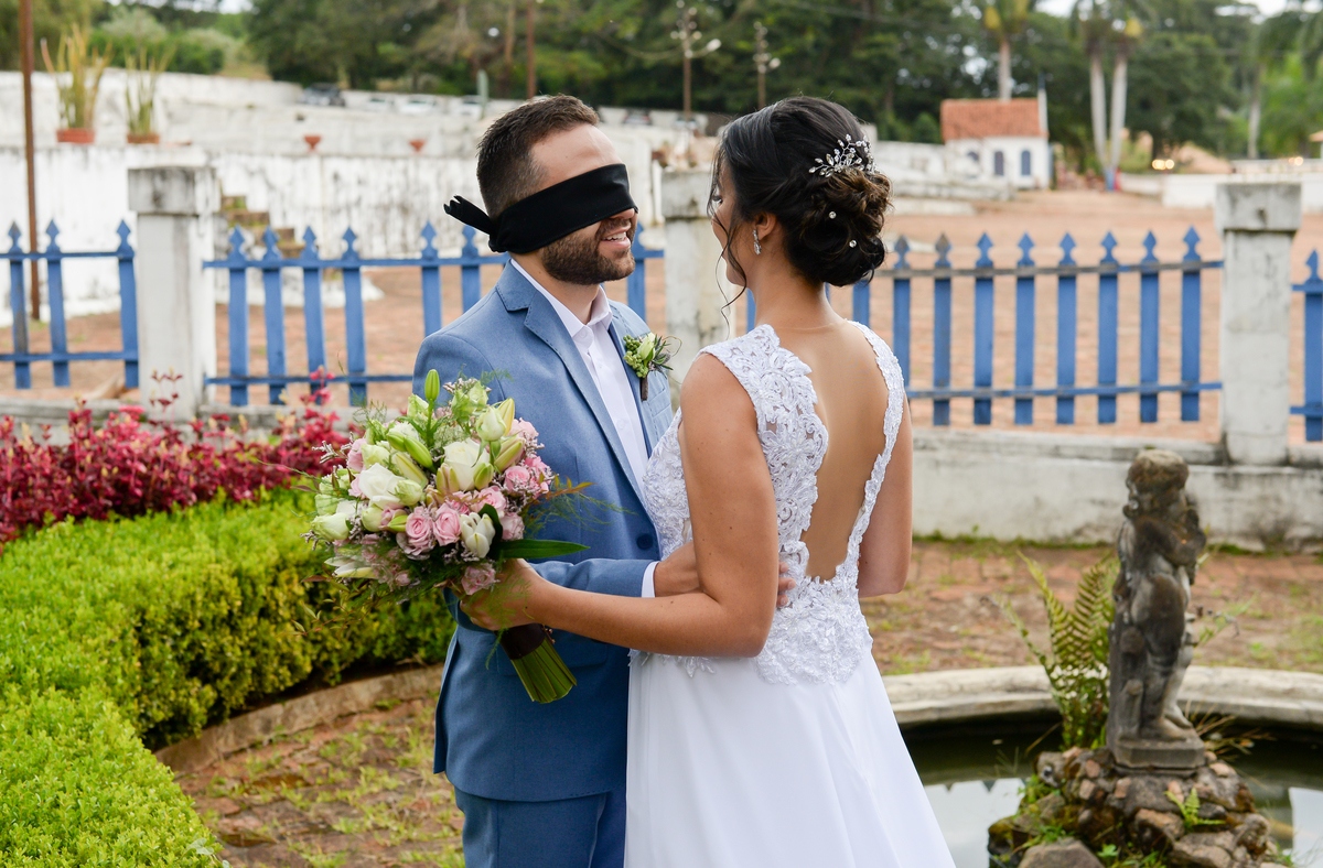 first look noivo com venda nos olhos