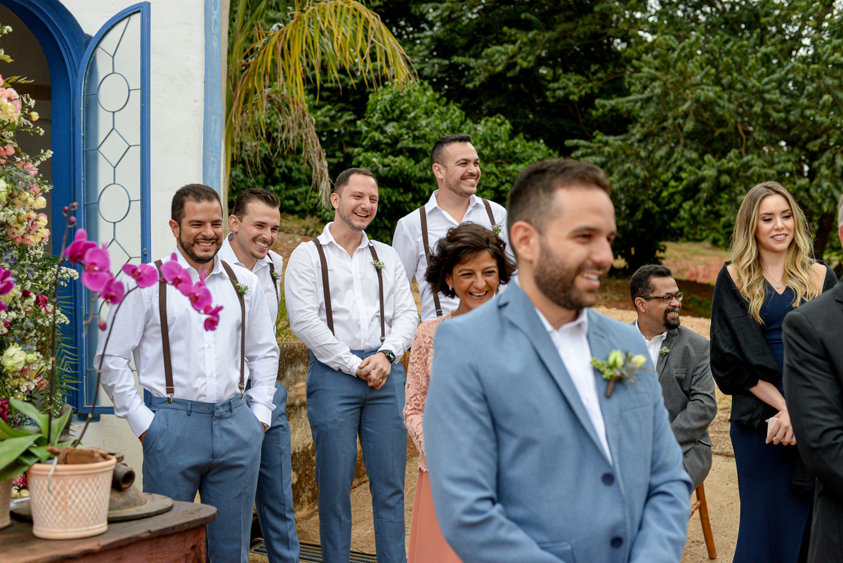 padrinhos com noivo no altar