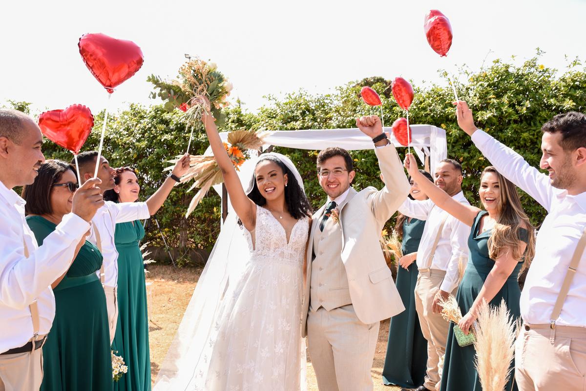 baloes de coração casamento de manha no campo