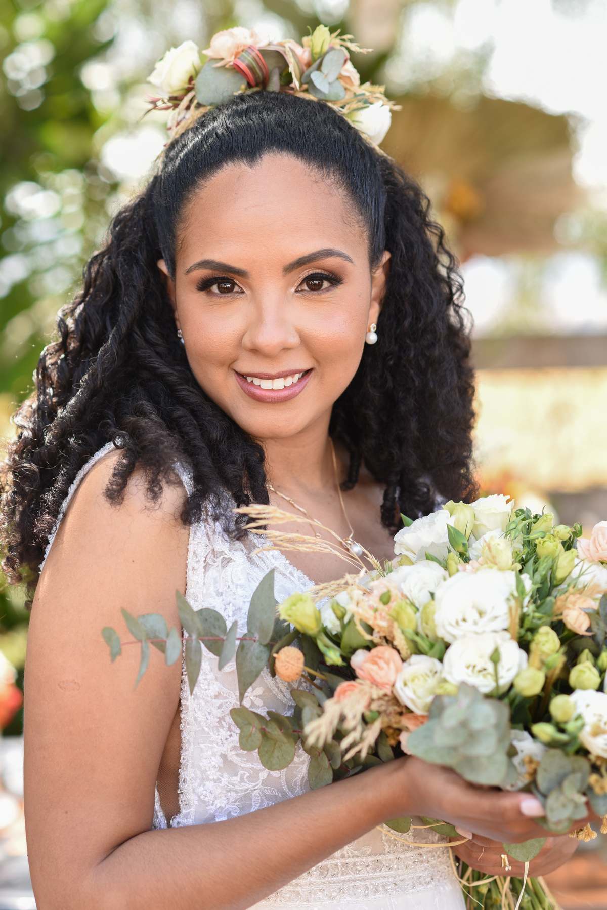 noiva morena bouquet colorido casamento de manhã