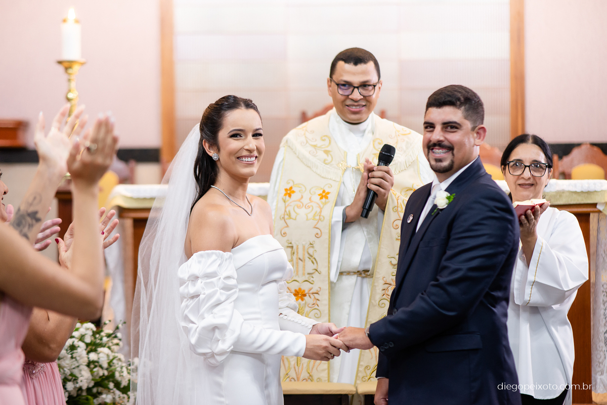 Noivos sorrindo no casamento em caratinga