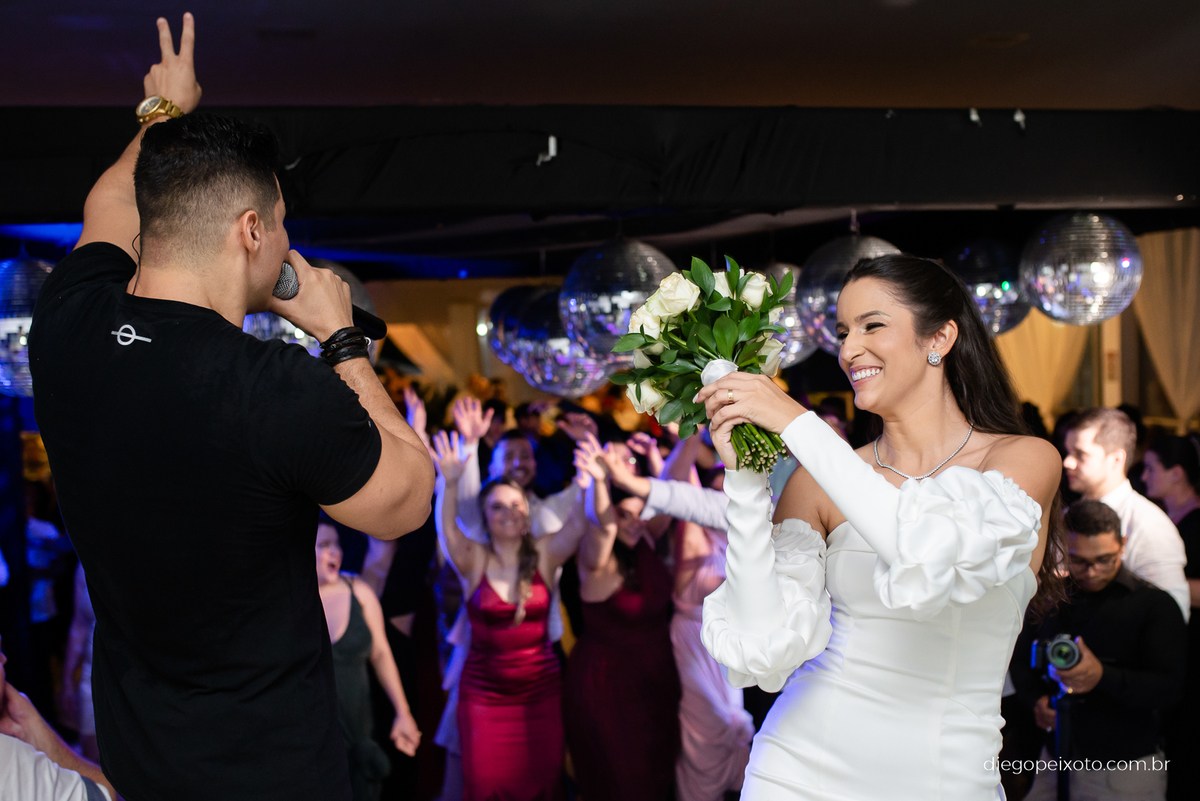 Noivos dançam no casamento em caratinga