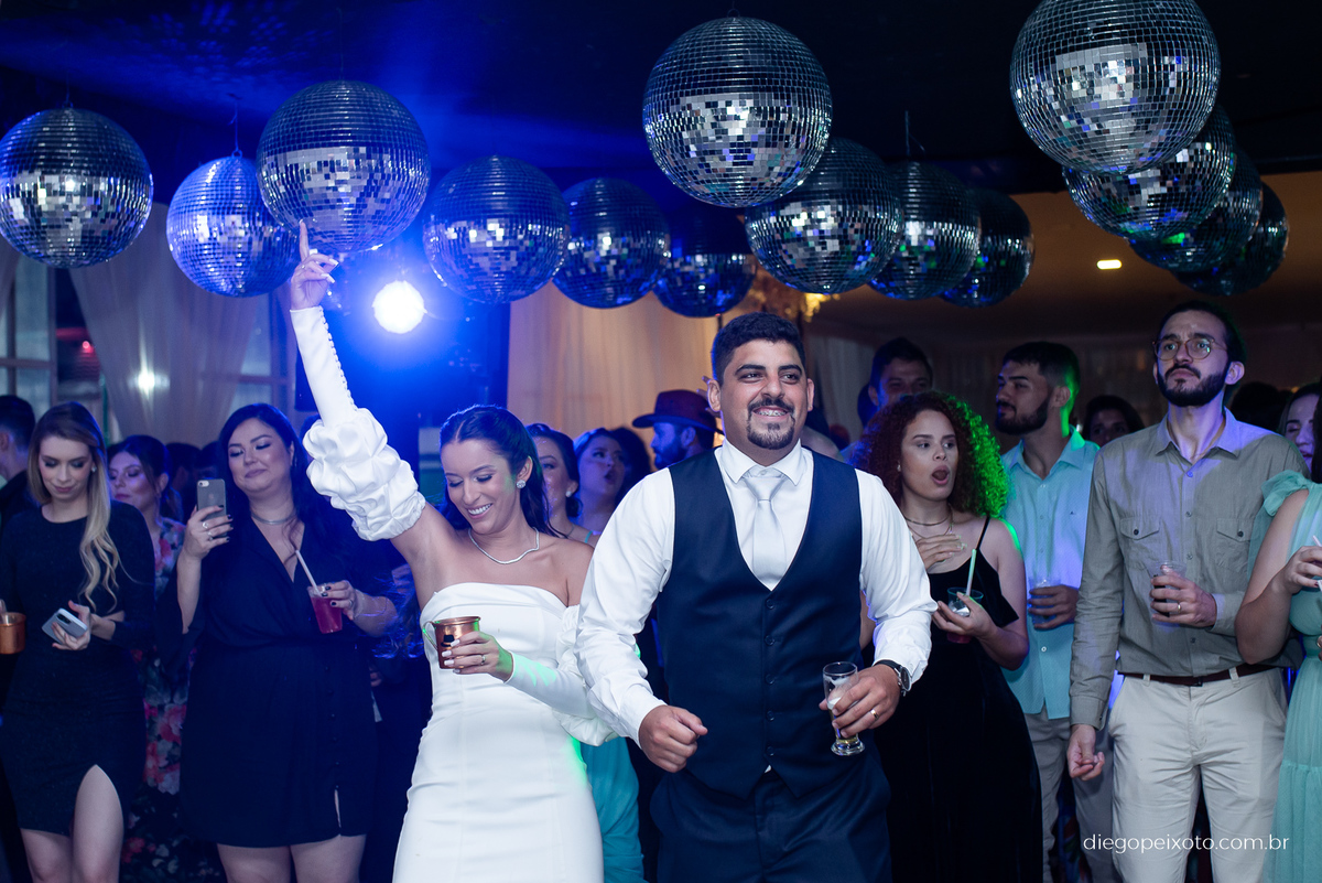 Noivos dançando no casamento em caratinga