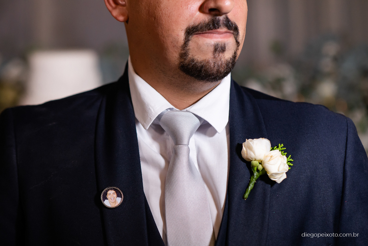 Foto da mãe do noivo no broche no casamento em caratinga