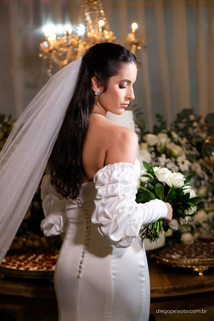 Noiva posa para fotos no casamento em caratinga