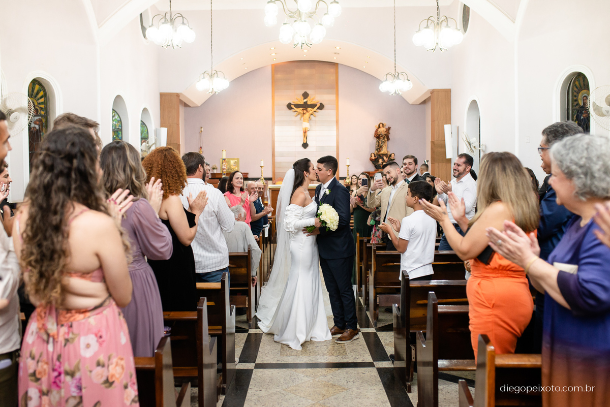 Beijo dos noivos no casamento em caratinga