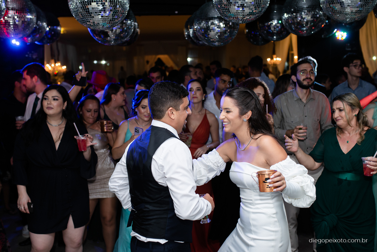 Noivos dançando no casamento em caratinga