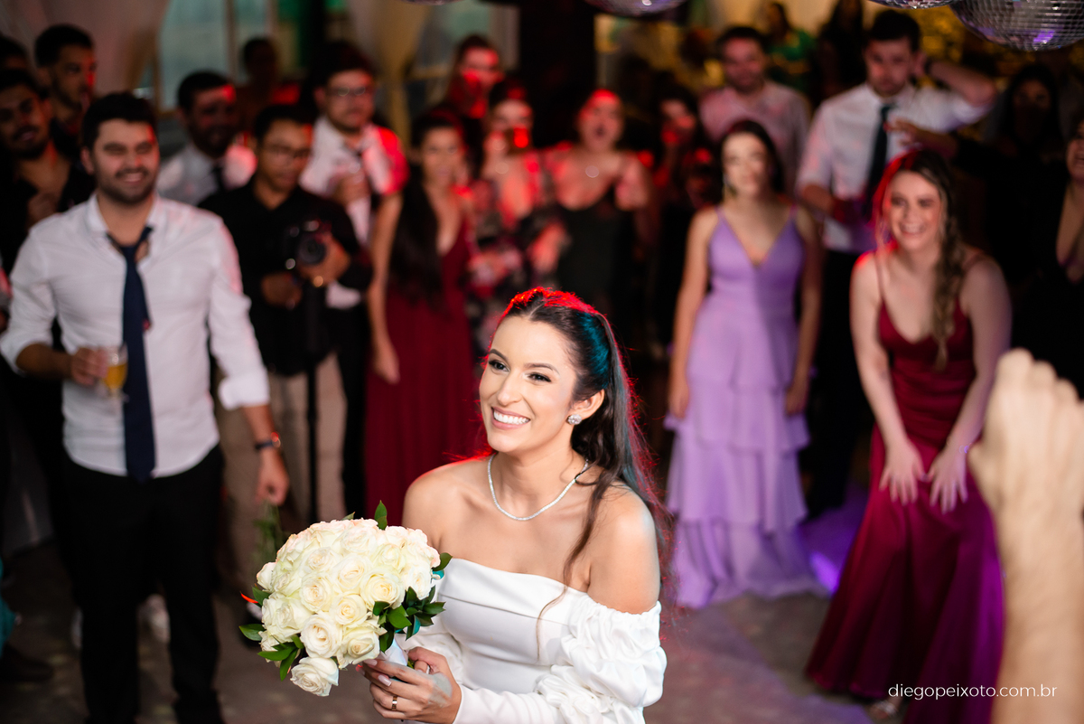 Noiva joga buquê no casamento em caratinga