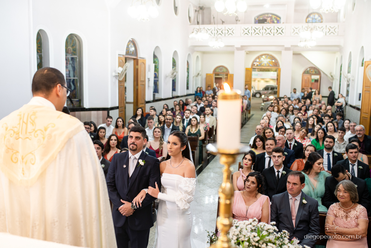 Noivos em celebração no casamento em caratinga