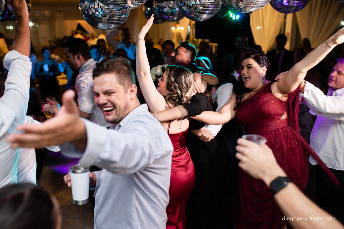 Convidados dançando no casamento em caratinga