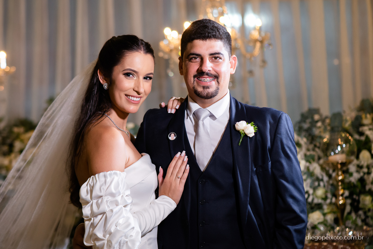 Noivos posam para fotos no casamento em caratinga