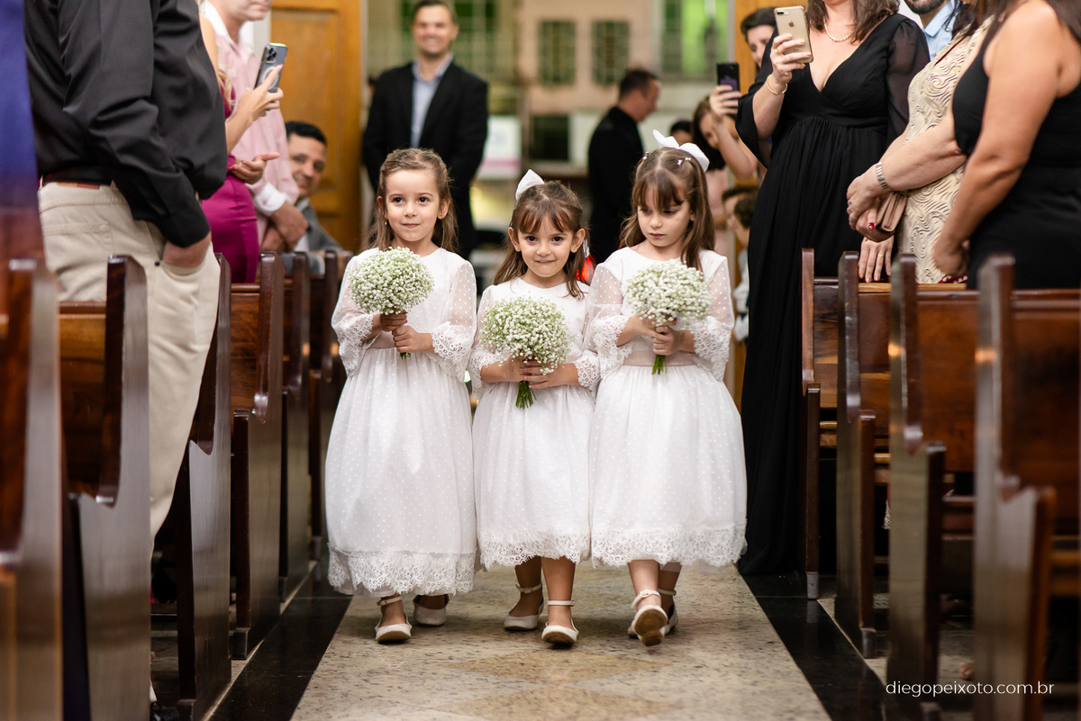 Entrada de daminhas no casamento em caratinga