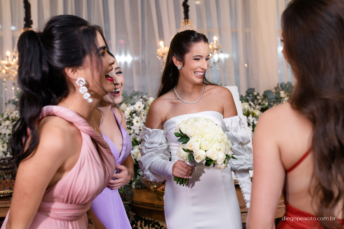 Amigas da noiva sorrindo no casamento em caratinga