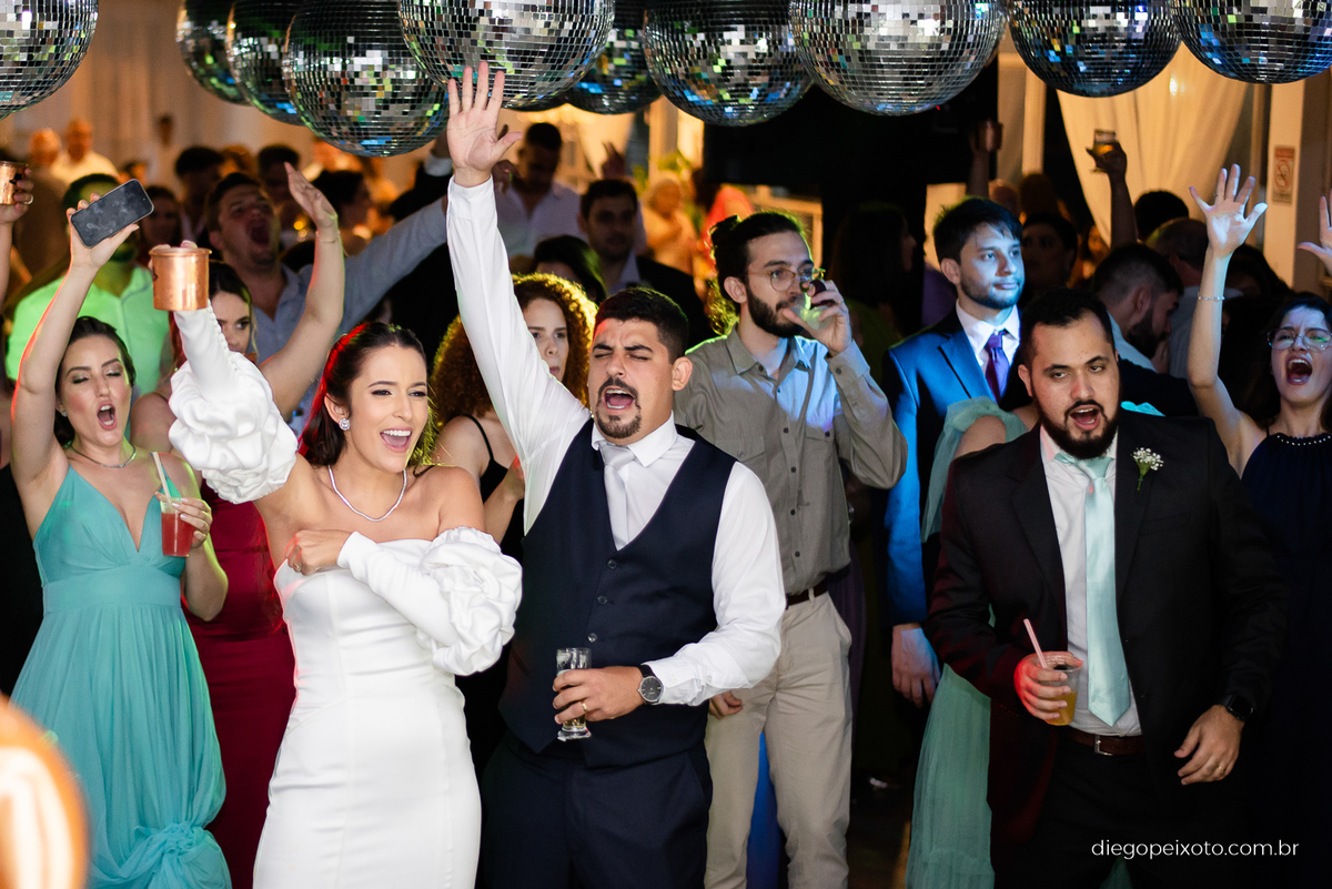 Boate com noivos no casamento em caratinga