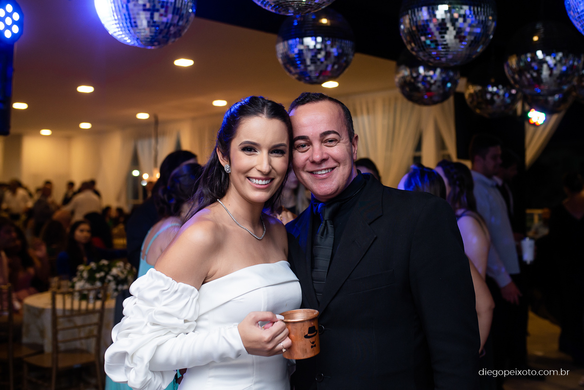 Noiva e cerimonialista no casamento em caratinga