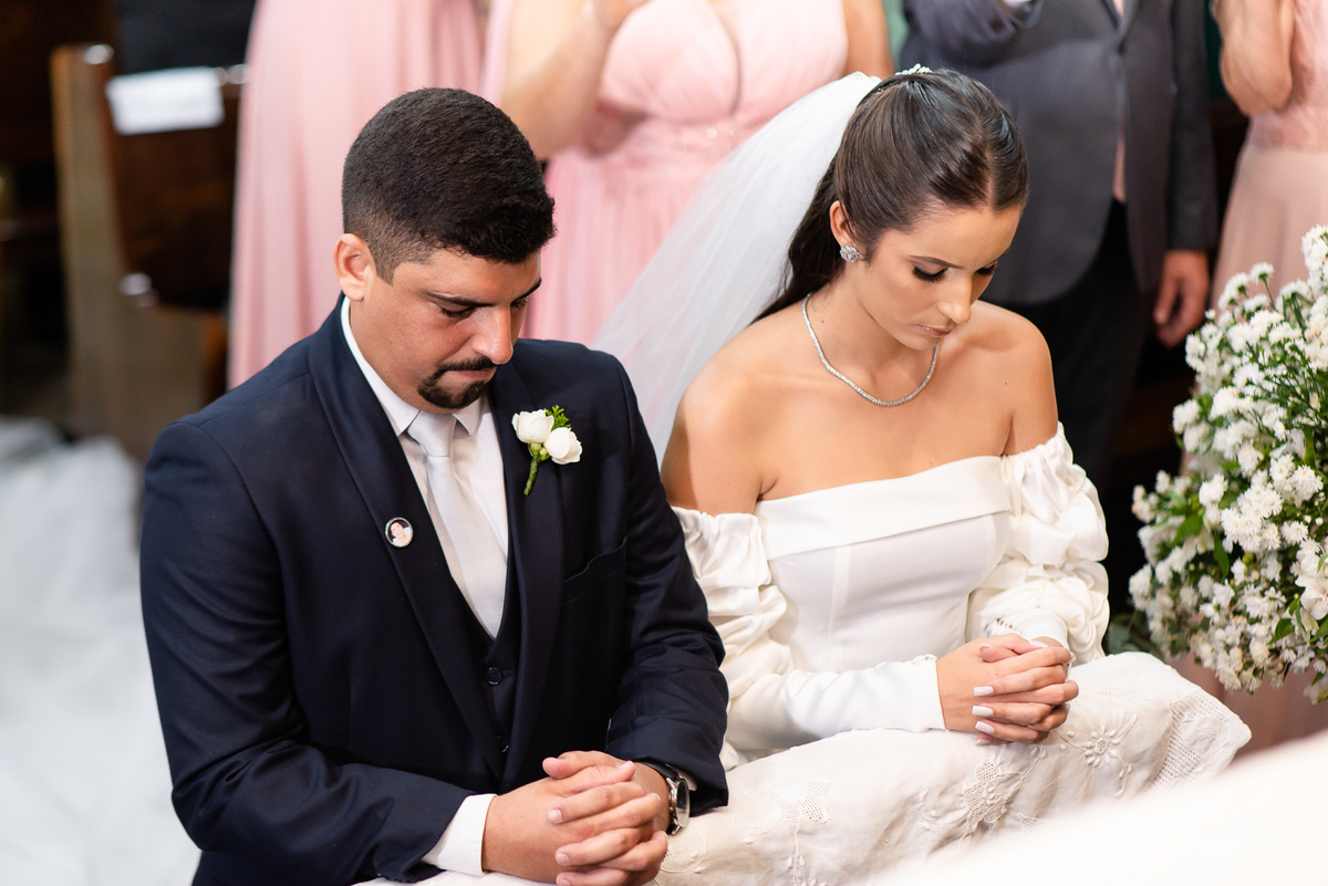 Noivos orando no casamento em caratinga