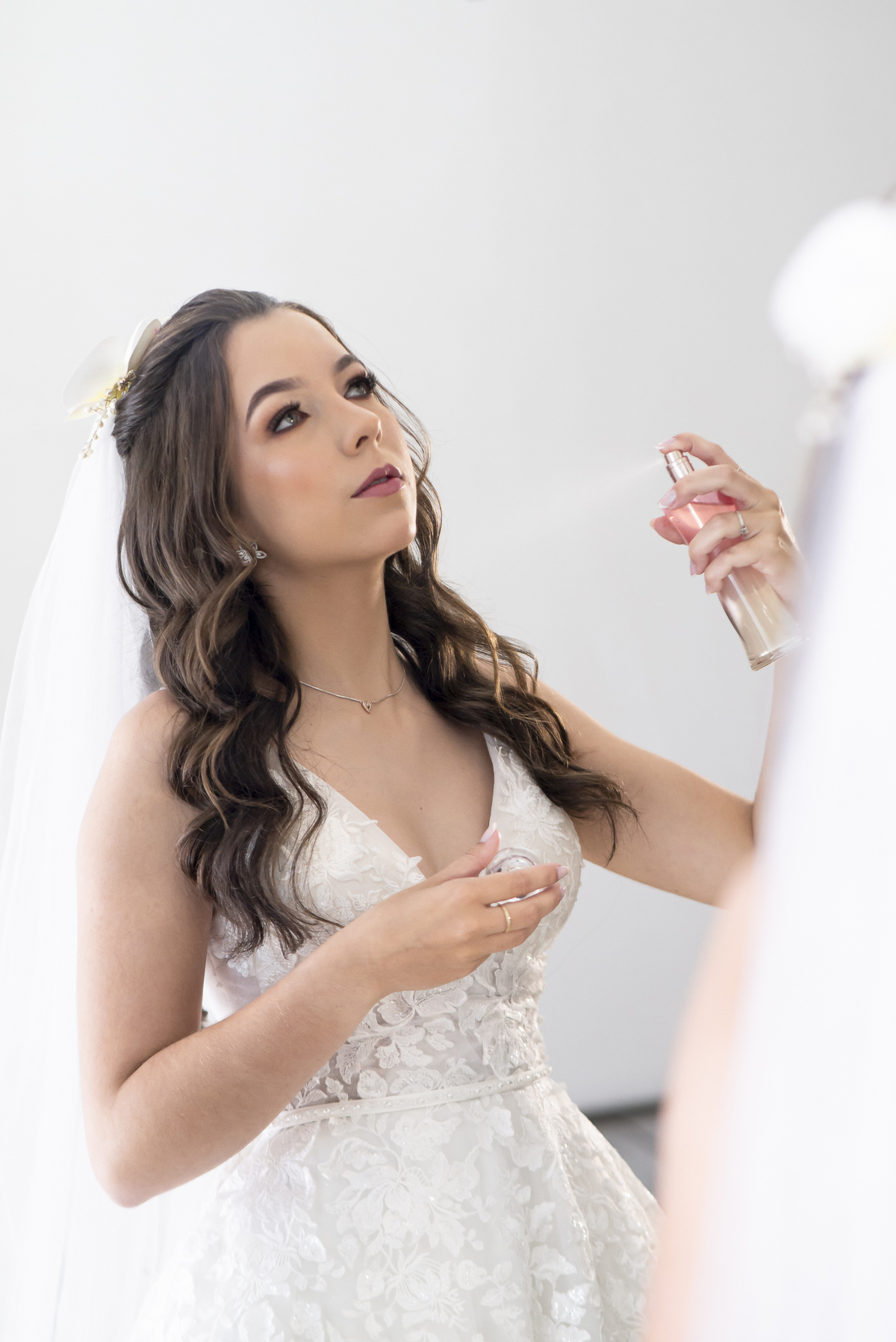 noiva burrifando perfume em seu making of