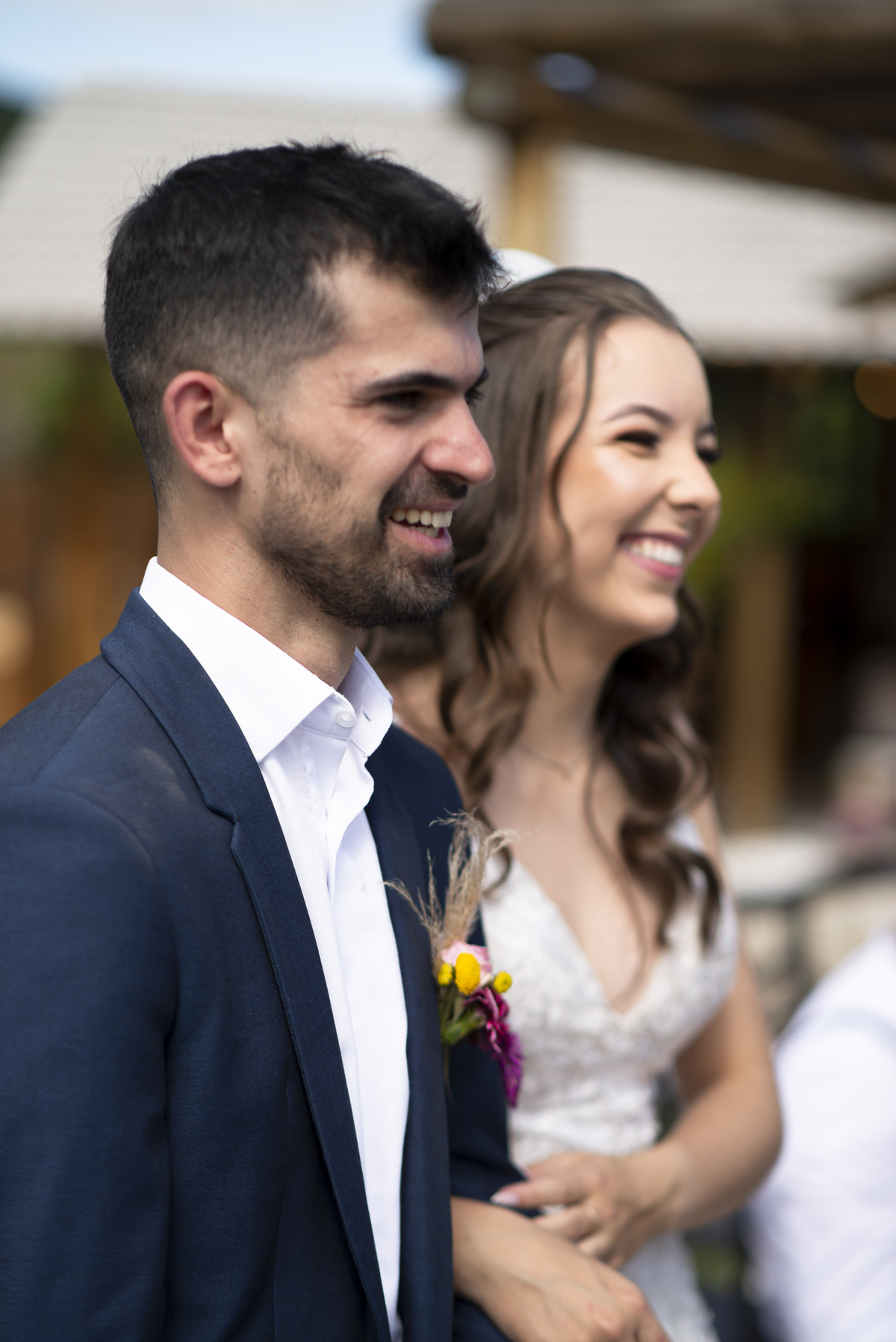 noivos sorrindo no altar durante cerimonia de casamento