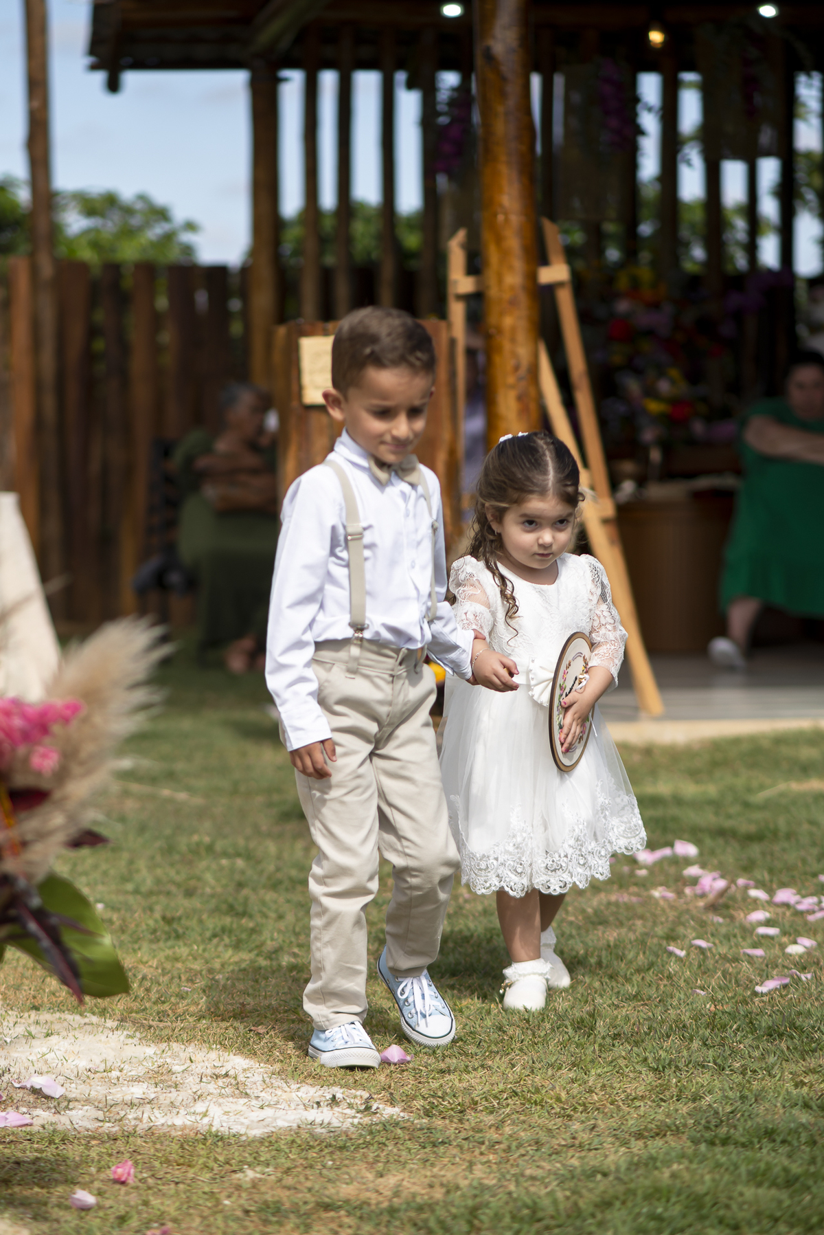 porta aliança trazendo a aliança dos noivos