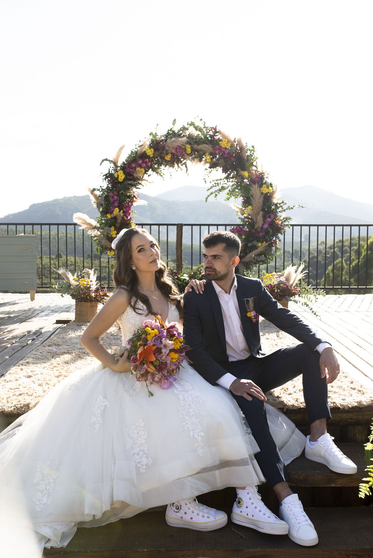 noivos posando para fotos de casamento