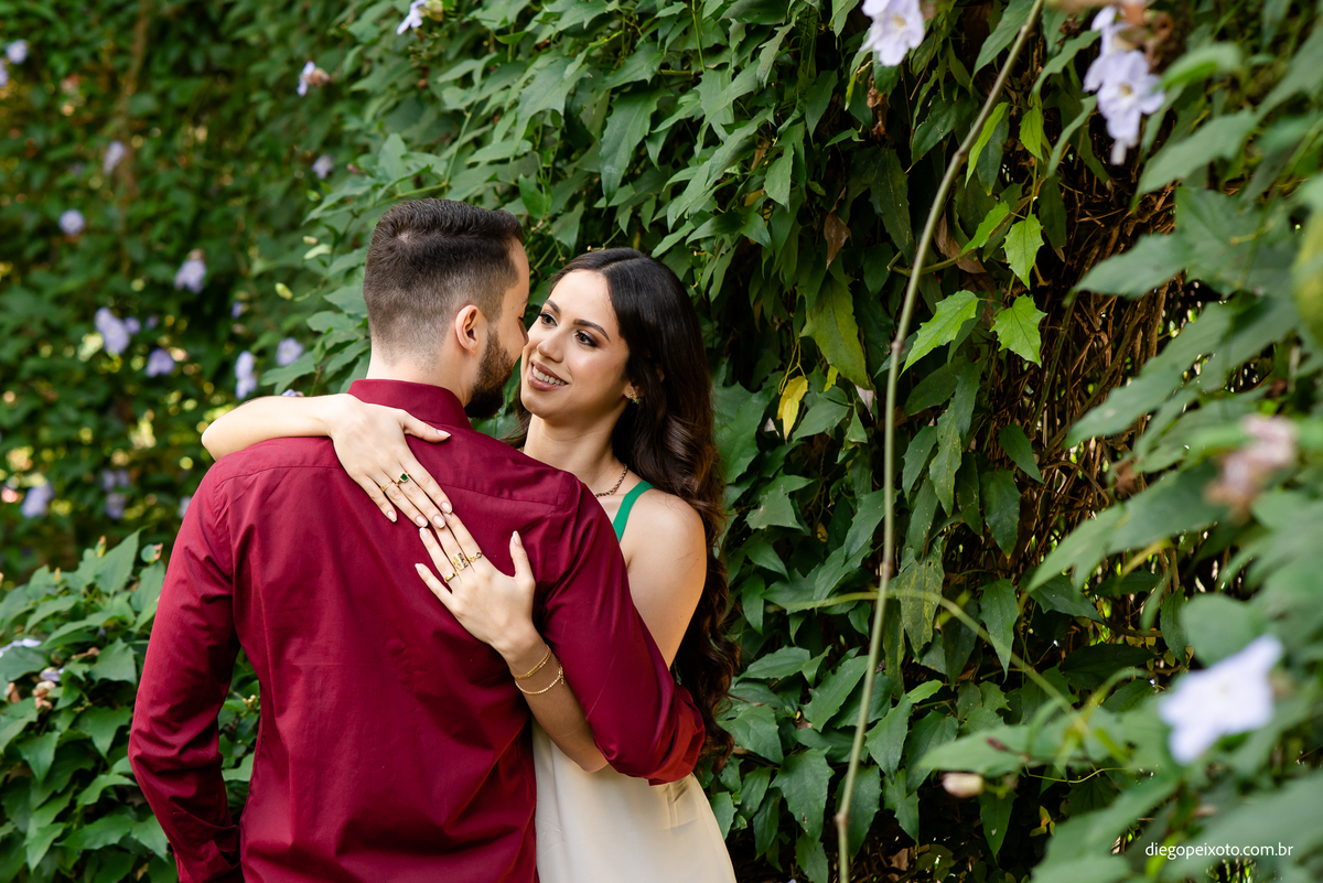 noivos apaixonados em meio a natureza
