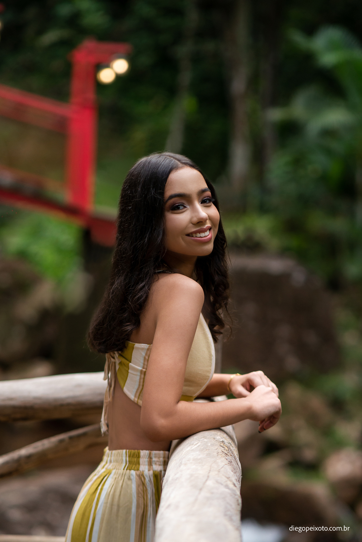 debutante sorrindo para fotografo de 15 anos durante sessao fotografica