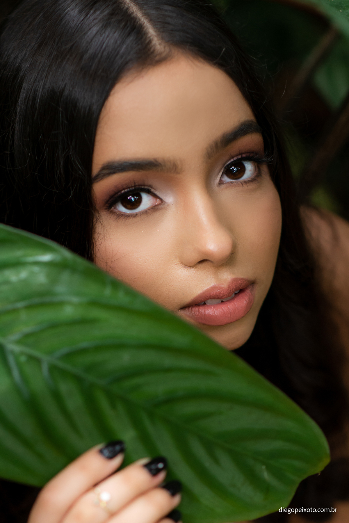 fotografia de menina de 15 anos em meio a natureza