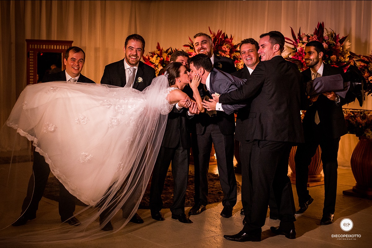 Fotos de casamento em juiz de fora, fotos de casamento a noite, fotos de casamento num salão de festa, fotos divertidas de casamento, casamento divertido, fotos engraçadas de casamento.