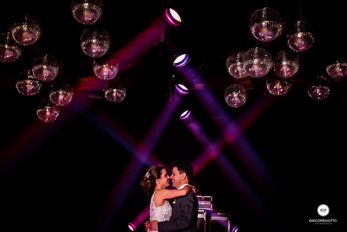 Fotos de casamento em juiz de fora, fotos de casamento a noite, fotos de casamento num salão de festa, fotos divertidas de casamento, casamento divertido, fotos engraçadas de casamento.
