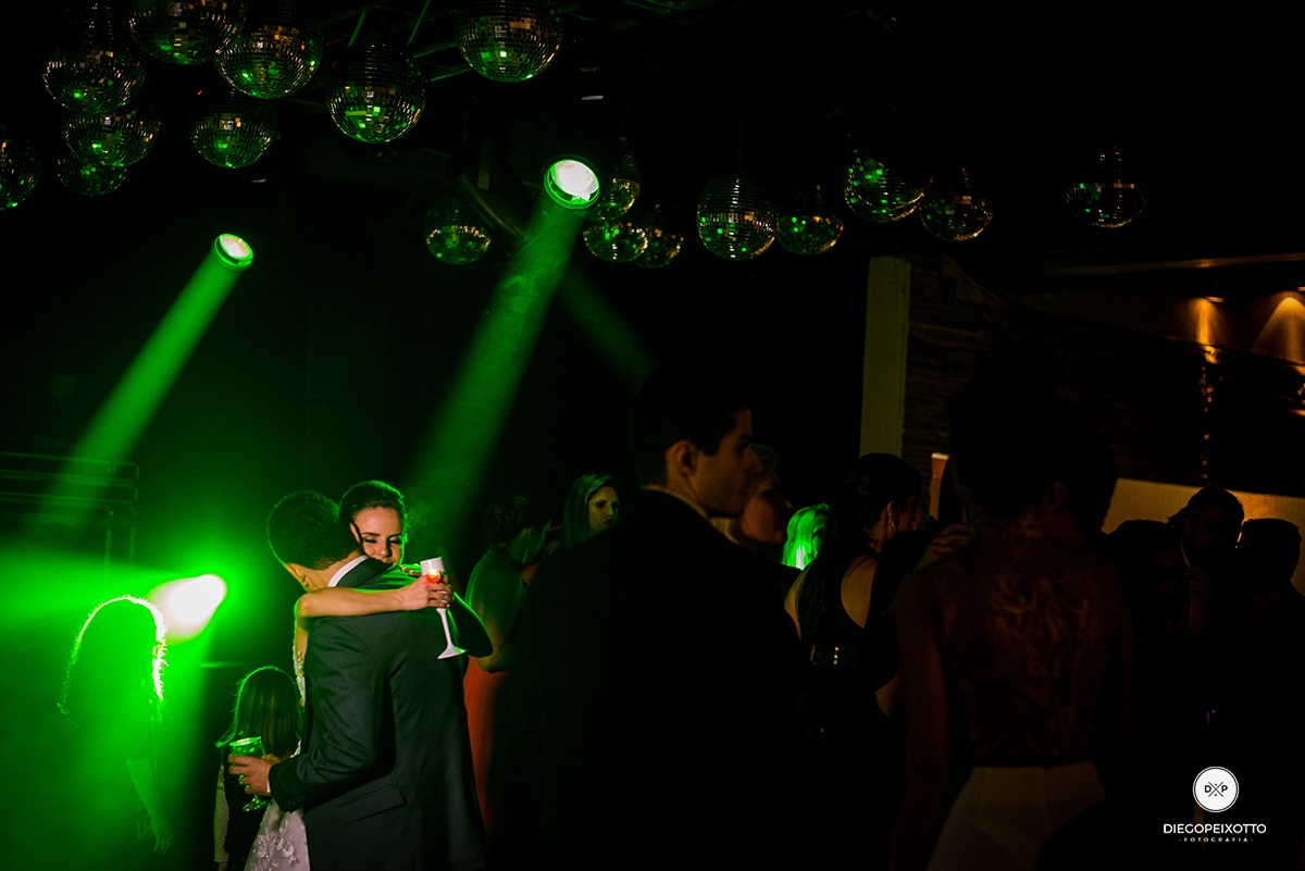 Fotos de casamento em juiz de fora, fotos de casamento a noite, fotos de casamento num salão de festa, fotos divertidas de casamento, casamento divertido, fotos engraçadas de casamento.