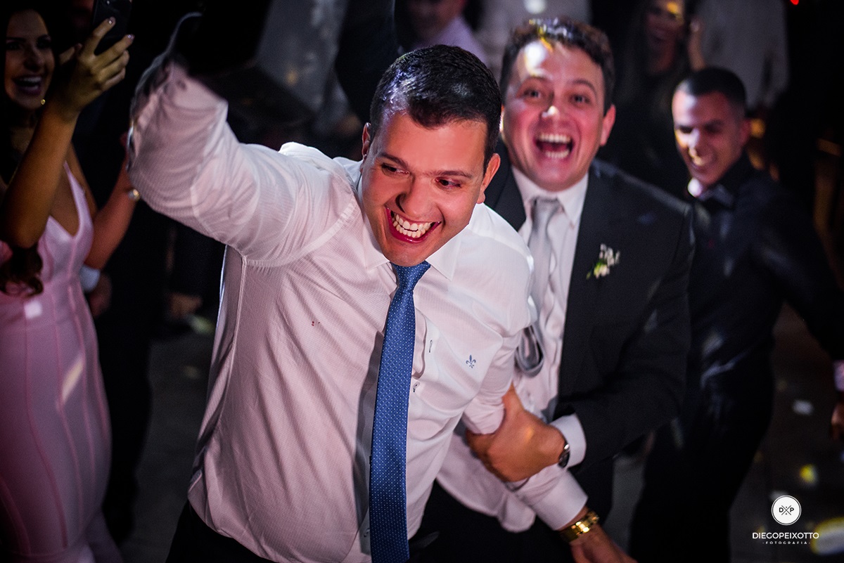 Fotos de casamento em juiz de fora, fotos de casamento a noite, fotos de casamento num salão de festa, fotos divertidas de casamento, casamento divertido, fotos engraçadas de casamento.