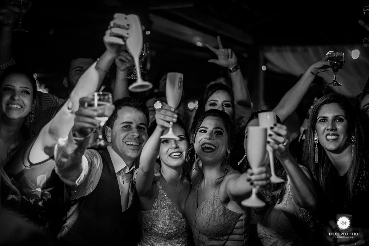 Fotos de casamento em juiz de fora, fotos de casamento a noite, fotos de casamento num salão de festa, fotos divertidas de casamento, casamento divertido, fotos engraçadas de casamento.