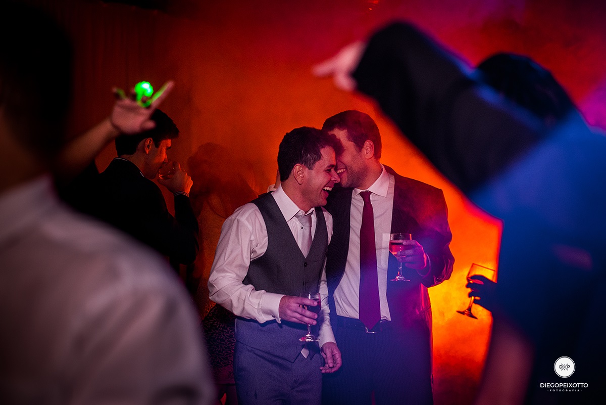 Fotos de casamento em juiz de fora, fotos de casamento a noite, fotos de casamento num salão de festa, fotos divertidas de casamento, casamento divertido, fotos engraçadas de casamento.