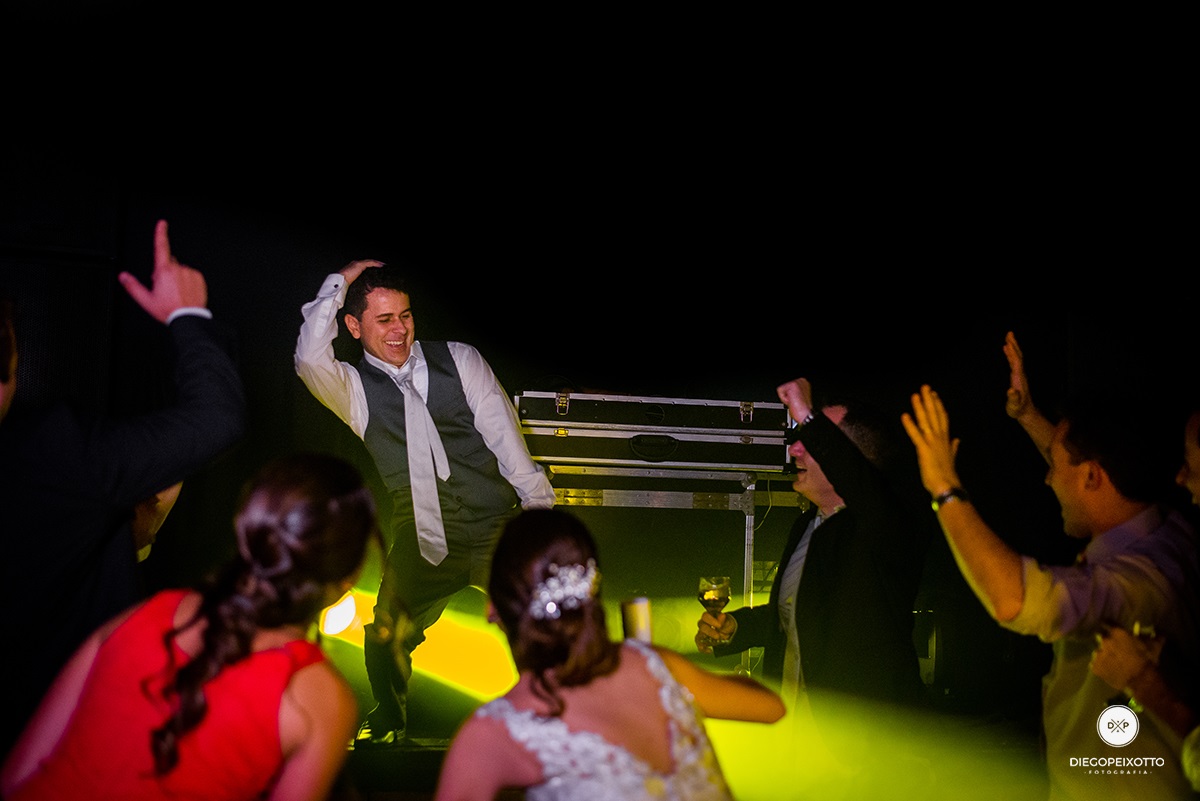 Fotos de casamento em juiz de fora, fotos de casamento a noite, fotos de casamento num salão de festa, fotos divertidas de casamento, casamento divertido, fotos engraçadas de casamento.