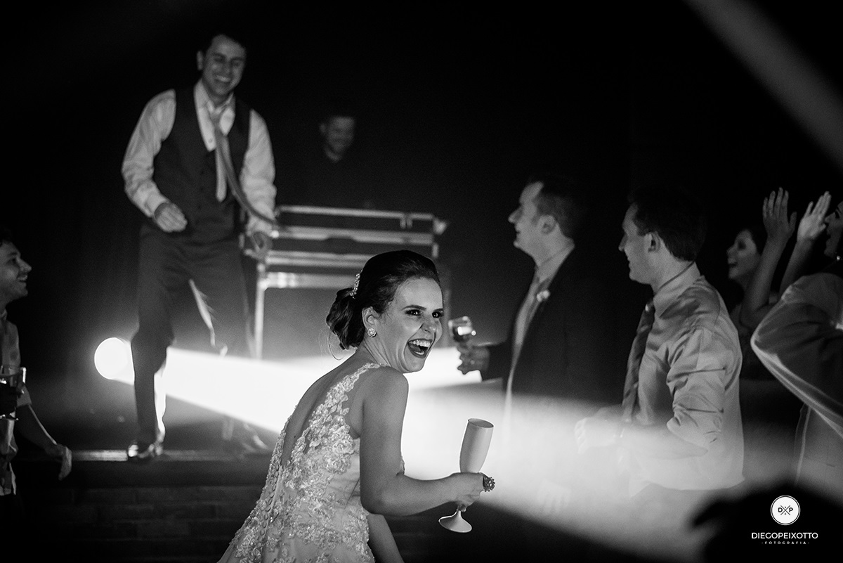 Fotos de casamento em juiz de fora, fotos de casamento a noite, fotos de casamento num salão de festa, fotos divertidas de casamento, casamento divertido, fotos engraçadas de casamento.