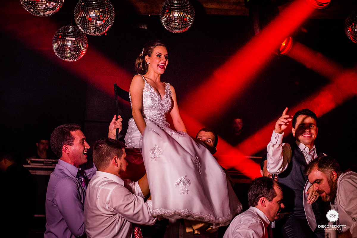 Fotos de casamento em juiz de fora, fotos de casamento a noite, fotos de casamento num salão de festa, fotos divertidas de casamento, casamento divertido, fotos engraçadas de casamento.