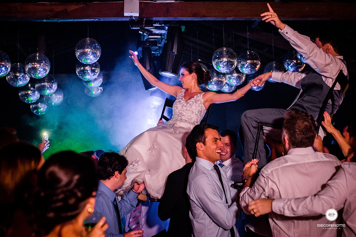 Fotos de casamento em juiz de fora, fotos de casamento a noite, fotos de casamento num salão de festa, fotos divertidas de casamento, casamento divertido, fotos engraçadas de casamento.